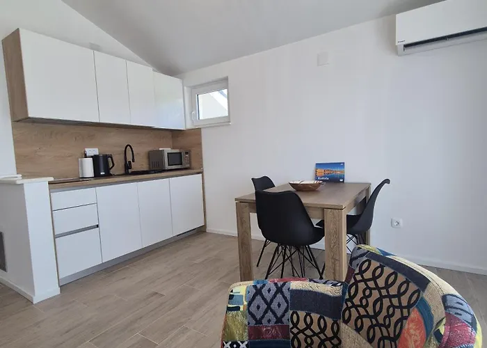 Seaview Art With Balcony *